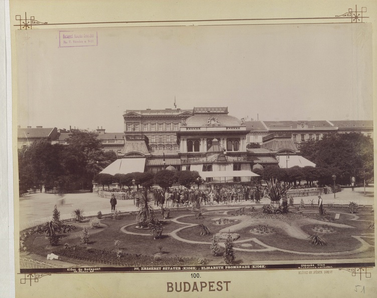 "Erzsébet-téri kioszk az előtte lévő parkrészlettel. A felvétel 1890 után készült." A kép forrását kérjük így adja meg: Fortepan / Budapest Főváros Levéltára. Levéltári jelzet: HU.BFL.XV.19.d.1.07.101